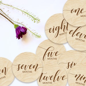 Marcadores y discos de madera con fuente caligráfica para hitos mensuales de bebés recién nacidos: momentos importantes del bebé / regalo para baby shower