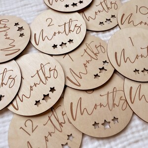 Marcadores y discos de madera recortados con forma de estrella para los hitos mensuales del bebé para recién nacidos: momentos importantes del bebé / regalo para baby shower