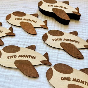 Marcadores y discos de madera con forma de avión para hitos mensuales de bebés recién nacidos/regalo para baby shower
