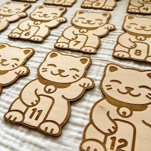 Marcador de hitos mensuales de madera para bebés Maneki Neko, gato de la suerte y discos para bebés recién nacidos: momentos importantes del bebé / regalo para baby shower