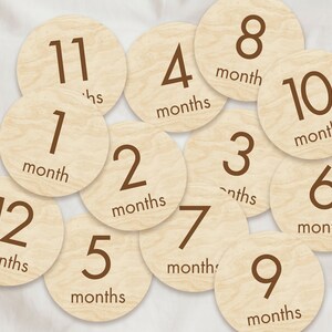 Marcadores y discos de madera con letras minimalistas y círculos simples para hitos mensuales de bebés recién nacidos: momentos importantes del bebé / regalo para baby shower