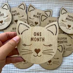 Marcadores y discos de madera para hitos mensuales de bebés de Caturday para recién nacidos: momentos importantes del bebé / regalo para baby shower