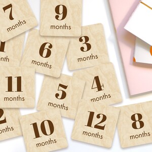 Marcadores y discos de madera con letras clásicas y cuadrados simples para hitos mensuales de bebés recién nacidos: momentos importantes del bebé / regalo para baby shower