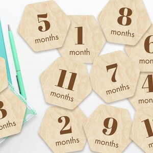 Marcadores y discos de madera con fuente clásica hexagonal simple para hitos mensuales de bebés recién nacidos: momentos importantes del bebé / regalo para baby shower