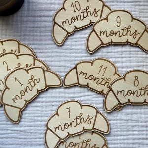 Disques et marqueurs d'étapes clés du mois en bois pour nouveau-nés - Les moments marquants de bébé | Cadeau baby shower