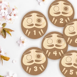 Marcadores y discos de madera para hitos mensuales de bebés recién nacidos con forma de muñeco Daruma: momentos importantes del bebé / regalo para baby shower