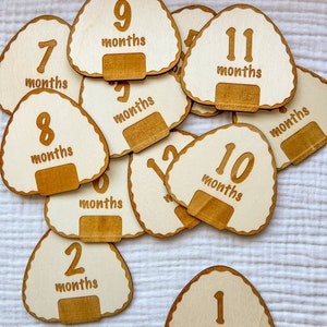 Marcadores y discos de madera para hitos mensuales de bebés recién nacidos hechos con bolas de arroz onigiri: momentos importantes del bebé / regalo para baby shower