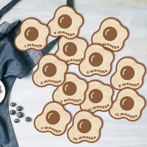 Marcadores y discos de madera con forma de huevo frito para recién nacidos: hitos mensuales / Regalo para baby shower