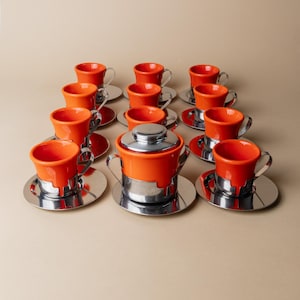 Juego de café vintage de 12 tazas y azucarero de cerámica roja/naranja con platillos de acero inoxidable - Italia, años 70 - Idea de regalo retro, decoración de mesa
