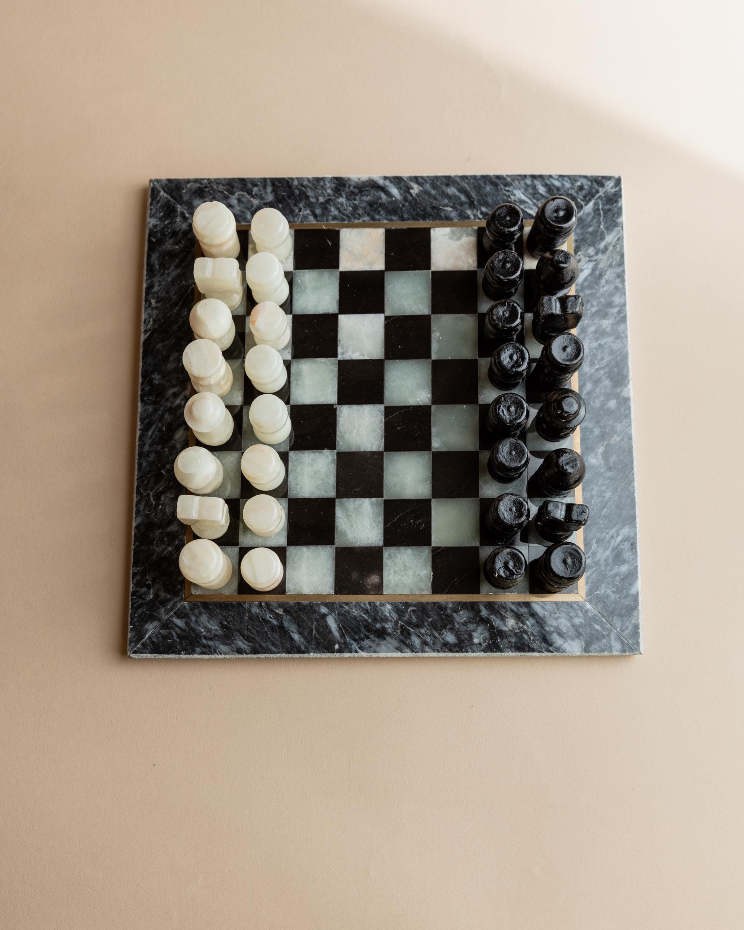 ヴィンテージ大理石チェスセット - 黒とクリーム色の石のボードと彫刻
