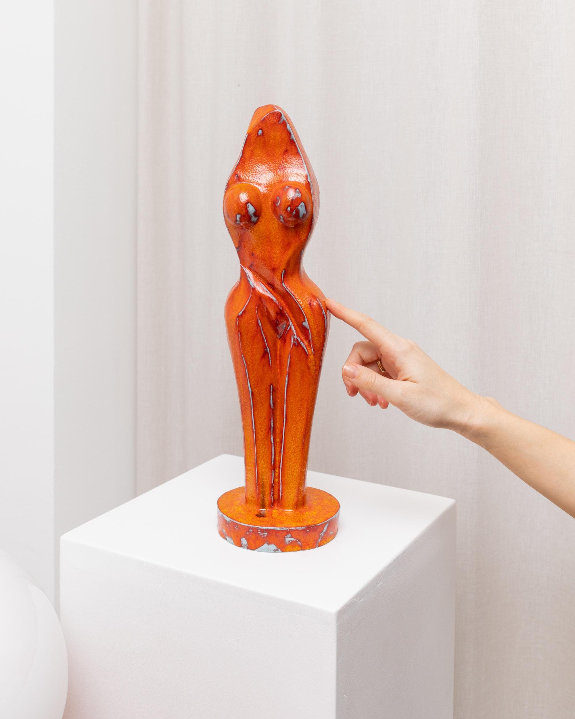 女性の顔の陶器彫刻 女性的な陶器の彫像 - 陶芸家ヒューゴ・フォン・オット作 - 赤い置物