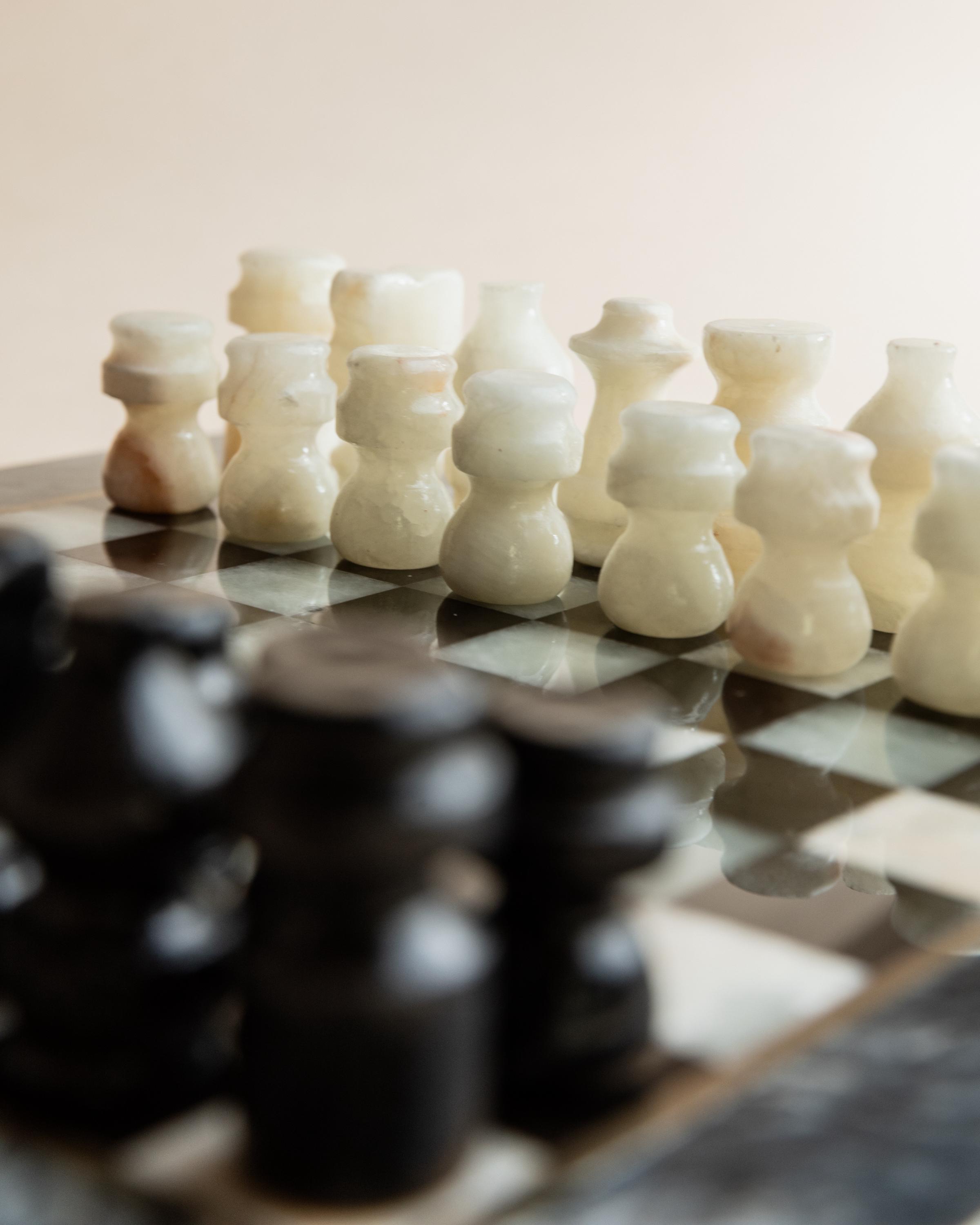 ヴィンテージ大理石チェスセット - 黒とクリーム色の石のボードと彫刻