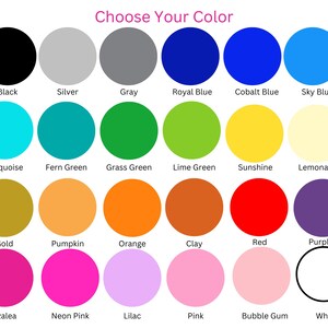 Puede incluir: Una carta de colores con 24 muestras de colores diferentes. Los colores incluyen negro, plata, gris, azul real, azul cobalto, azul cielo, turquesa, verde helecho, verde hierba, verde lima, sol, limonada, oro, calabaza, naranja, arcilla, rojo, morado, azalea, rosa ne&oacute;n, lila, rosa, chicle y blanco.
