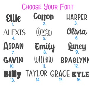 K&ouml;nnte beinhalten: Eine Tabelle mit 16 verschiedenen Schriftstilen f&uuml;r Namen. Die Namen sind: Ellie, Colton, Harper, Alexis, Owen, Olivia, Aidan, Emily, Laney, Gavin, Willow, Braelynn, Billy, Taylor, Grace und Kyle.