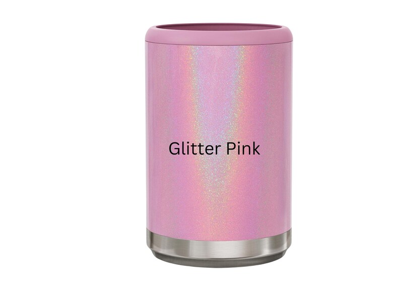Puede incluir: Un enfriador de latas rosa con acabado brillante. El enfriador tiene una base de acero inoxidable y una tapa rosa. El texto "Glitter Pink" est&aacute; impreso en el lateral del enfriador.