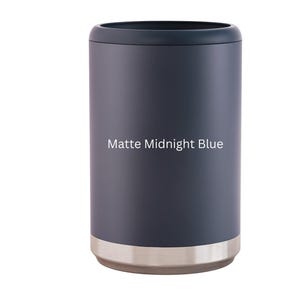 Puede incluir: Enfriador de latas aislado en azul medianoche mate. El enfriador est&aacute; hecho de acero inoxidable y tiene una construcci&oacute;n de doble pared para mantener las bebidas fr&iacute;as durante horas.
