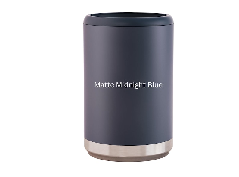Puede incluir: Enfriador de latas aislado en azul medianoche mate. El enfriador est&aacute; hecho de acero inoxidable y tiene una construcci&oacute;n de doble pared para mantener las bebidas fr&iacute;as durante horas.