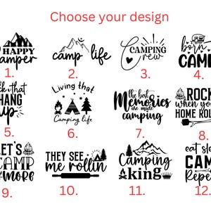 Puede incluir: Doce dise&ntilde;os diferentes con tem&aacute;tica de camping, cada uno con un dicho &uacute;nico. Los dise&ntilde;os est&aacute;n numerados del 1 al 12. Los dise&ntilde;os incluyen dichos como "Happy Camper", "Camp Life", "Camping Crew", "Born to Camp", "Back That Thang Up", "Living That Camping Life", "The Best Memories Are Made Camping", "Rocks When Your Home Rolls", "Let's Camp S'more", "They See Me Rollin", "Camping King", y "Eat Sleep Camp Repeat".