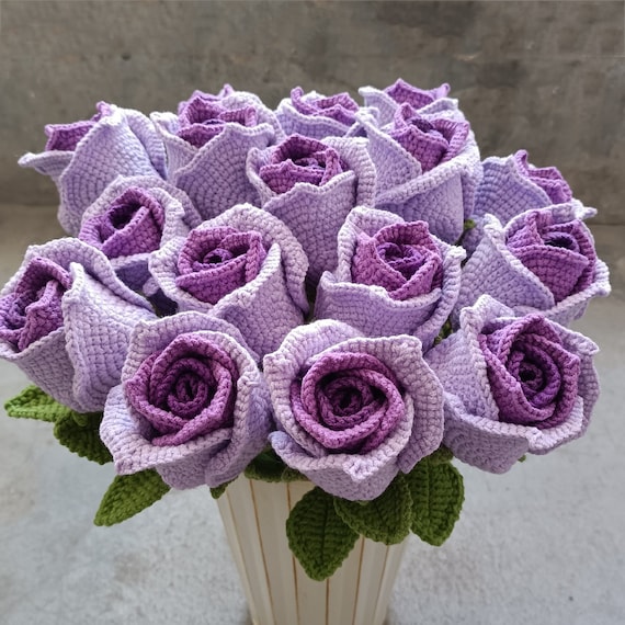 完成したかぎ針編みのバラ編み物 紫のグラデーションのバラの花束 花束