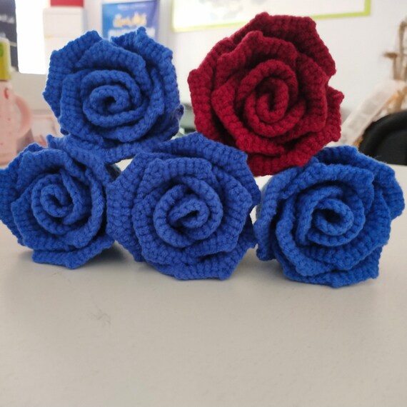 かぎ針編みの青いバラ、かぎ針編みの花、葉っぱ付きの青いバラの青い