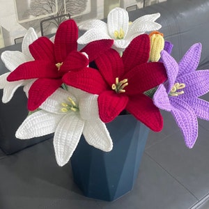 Färdig virkad liljebukett Lilum Stickning Vit/Röd/Lila lilja med lövknopp Virkad blomma Heminredning Ornament Present till mamma vän