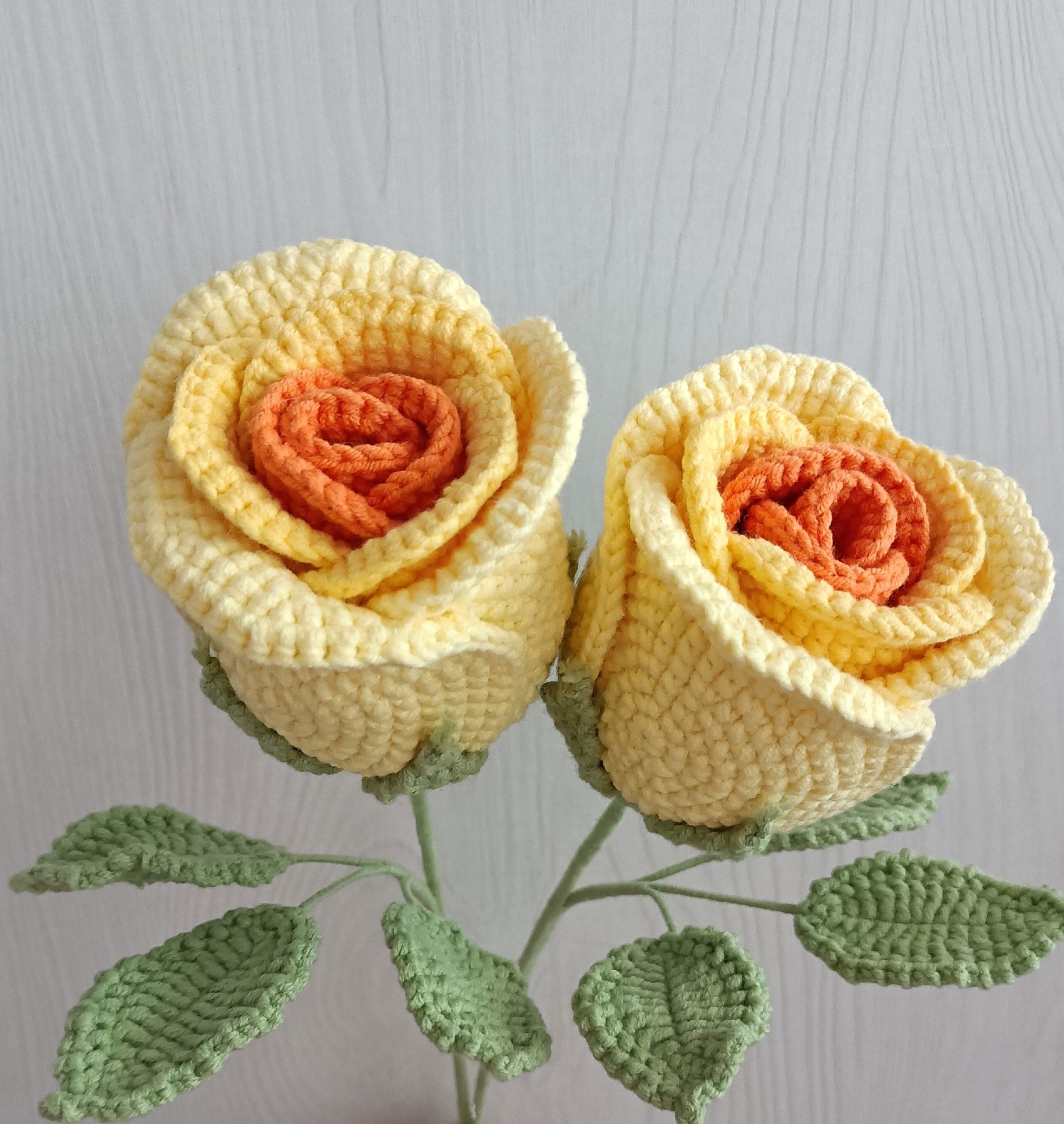完成したかぎ針編みのバラ編み物 黄色のグラデーションのバラの花束