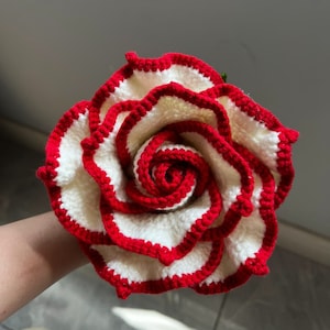 かぎ針編みの赤いタイのバラと葉、かぎ針編みの花、タイのバラ、かぎ針編みのバラの花束、お母さん、ガールフレンド、女性への贈り物