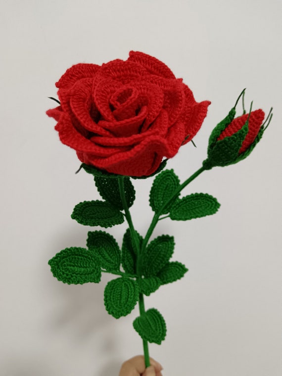 赤いバラの花束 直径 1メートル，75 本 のバラの花かぎ針編み 完成したかぎ針編みの赤いバラ つぼみ付きバラの編み物 かぎ針