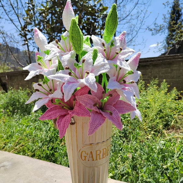 Bouquet de lys blanc au crochet fini, tricot de lys rose avec feuilles, fleur au crochet, décoration d'intérieur, cadeau pour mère, petite amie, femme