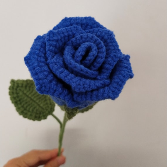 かぎ針編みの青いバラ、かぎ針編みの花、葉っぱ付きの青いバラの青い