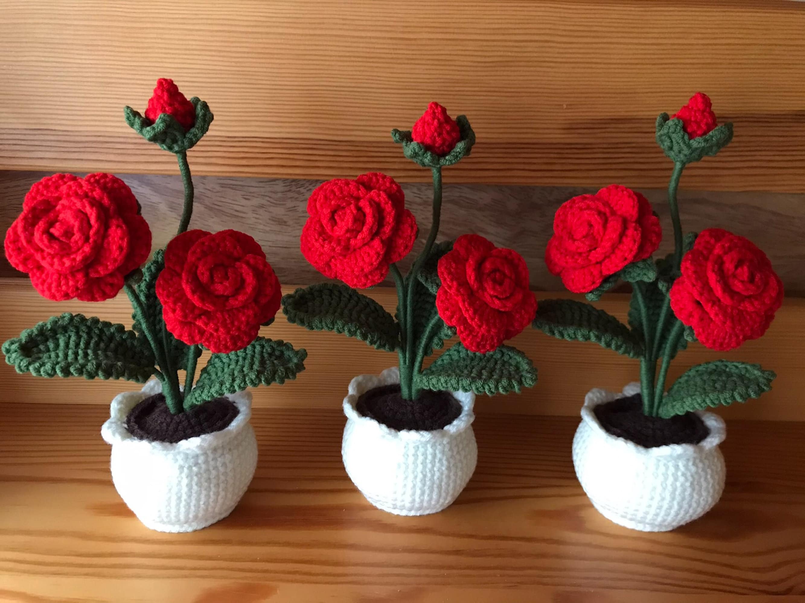 Mini rosa roja tejida a crochet con florero, rosa de hilo, rosa tejida a crochet, decoración para el hogar, decoración del coche, regalo para amigos