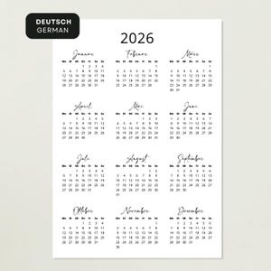 Puede incluir: Calendario blanco de 2026 con meses en formato de cuadrícula. Cada mes se muestra con su nombre en cursiva y los días de la semana abreviados. En la esquina superior izquierda hay un cuadro negro con las palabras "DEUTSCH GERMAN".