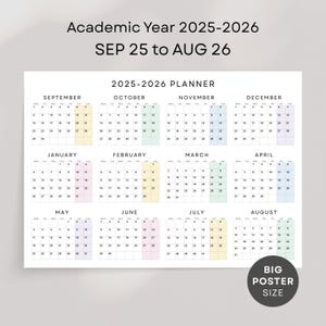 Pode incluir: Um planificador de calendário imprimível para o ano letivo de 2025-2026, de 25 de setembro a 26 de agosto. O calendário é dividido em 12 meses, com cada mês exibido em uma caixa separada. Os meses são codificados por cores em tons pastel de rosa, azul, amarelo e verde. O calendário é rotulado como "Tamanho de pôster grande".