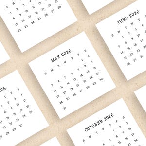 Puede incluir: Un conjunto de 10 tarjetas de calendario imprimibles para el año 2026. Cada tarjeta presenta un mes del año con los días de la semana etiquetados. Las tarjetas están diseñadas en un estilo simple y minimalista con texto negro sobre fondo blanco.