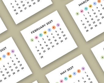 Könnte beinhalten: Eine Sammlung weißer quadratischer Kalender für das Jahr 2027, die jeweils einen anderen Monat anzeigen. Die Kalender verfügen über pastellfarbene Akzente und ein klares, modernes Design. Die Monate Februar, März und Mai sind sichtbar, mit dem Jahr deutlich angezeigt.