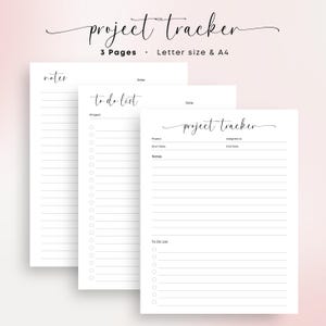 Puede incluir: Conjunto de tres páginas de seguimiento de proyectos con la frase "project tracker" en escritura cursiva. El conjunto incluye una página de notas, una lista de tareas y una página de seguimiento de proyectos. Las páginas son tamaño carta y A4.