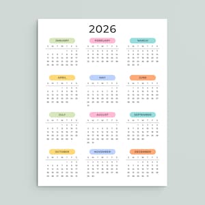 Puede incluir: Un calendario de 2026 con cada mes en un fondo blanco. Cada mes está en un color pastel diferente, con los días de la semana y las fechas en negro. El año "2026" está en la parte superior.