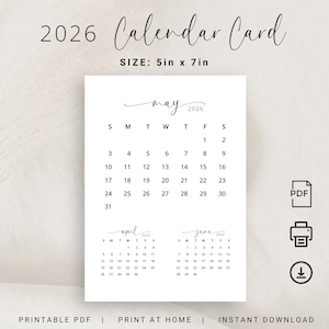 Può includere: Un biglietto calendario bianco del 2026 con la scritta "2026 Calendar Card" e "SIZE: 5in x 7in" (circa 13 x 18 cm). Il calendario mostra i mesi di aprile, maggio e giugno. Il testo "PRINTABLE PDF | PRINT AT HOME | INSTANT DOWNLOAD" è in basso.