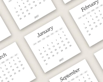 Puede incluir: Varios calendarios cuadrados blancos para el año 2027 están dispuestos en diagonal. Cada calendario muestra un mes diferente, con el nombre del mes en negrita, en negro. Los días de la semana y las fechas también están impresos en negro.