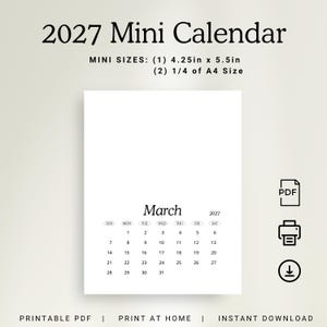 Puede incluir: Un mini calendario blanco de 2027 con el mes de marzo mostrado. El calendario mide 10,8 cm por 14 cm. El texto "2027 Mini Calendar" está en la parte superior. La parte inferior del calendario dice "PDF imprimible | Imprimir en casa | Descarga instantánea."