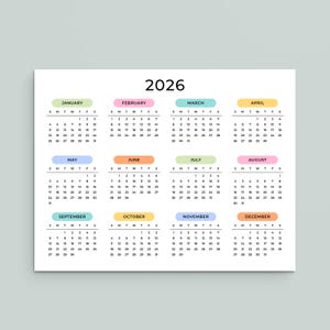 Pode incluir: Um calendário de 2026 com cada mês exibido em um fundo branco. O ano de 2026 está no topo, e cada mês é de uma cor diferente. O calendário tem um design simples e limpo.