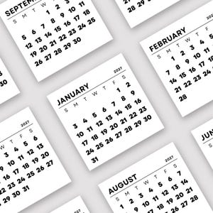 Puede incluir: Varios calendarios cuadrados blancos para el año 2027 están dispuestos en varios ángulos. Cada calendario muestra un mes diferente, con el nombre del mes y las fechas impresas en negro. Los calendarios están sobre un fondo gris claro.