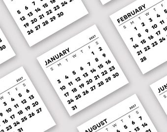 Puede incluir: Varios calendarios cuadrados blancos para el año 2027 están dispuestos en varios ángulos. Cada calendario muestra un mes diferente, con el nombre del mes y las fechas impresas en negro. Los calendarios están sobre un fondo gris claro.