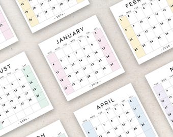 Puede incluir: Un conjunto de 10 páginas de calendario imprimibles para el año 2026. Cada mes se muestra en una página separada con un color pastel diferente. Los meses son enero, febrero, marzo, abril, mayo, junio, julio, agosto, septiembre, octubre, noviembre y diciembre.