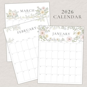 Könnte beinhalten: Mehrere 2026 Kalender mit floralen Designs. Jede Kalenderseite zeigt einen Monat: Januar, Februar und März. Die Kalender haben einen weißen Hintergrund mit einem floralen Rand in Pastellfarben. Der Text "2026 CALENDAR" ist sichtbar.