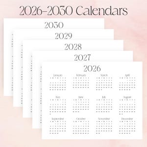 Könnte beinhalten: Ein Stapel weißer Kalender von 2026-2030. Der oberste Kalender zeigt das Jahr 2030, mit den Jahren 2029, 2028, 2027 und 2026 darunter sichtbar. Der Kalender 2026 zeigt die Monate Januar bis Dezember.