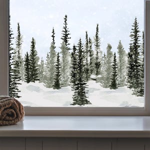Könnte beinhalten: Ein Fensterblick mit einer Aquarellillustration eines verschneiten Waldes mit dunkelgrünen Kiefern vor einem blassen Himmel. Ein aufgerolltes braunes Stricktextil liegt auf dem weißen Fensterbrett im Vordergrund und verdeckt die untere linke Ecke.