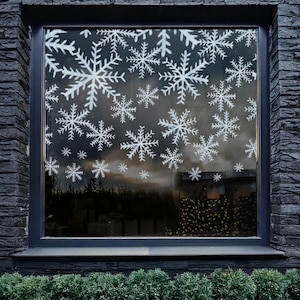 Icy Blue Aquarell Schneeflocke Weihnachten Fensteraufkleber Bordüre - Wiederverwendbare nicht klebrige Fensteraufkleber von Dizzy Duck
