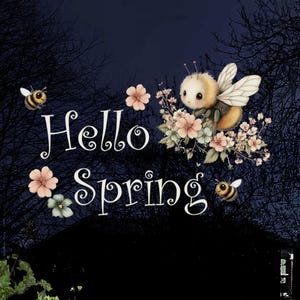Op de afbeelding: Digitale illustratie met de woorden "Hello Spring" in witte letters. De afbeelding toont een cartoonbij met bloemen en twee kleinere bijen. De achtergrond is donkerblauw met boomtakken.