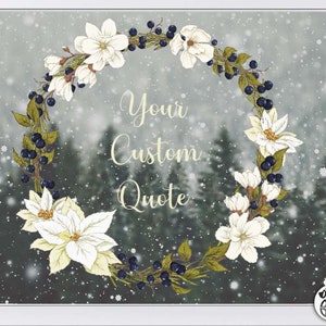 Op de afbeelding: Een witte bloemenkrans met blauwe bessen en een besneeuwde achtergrond van een bos. De krans heeft de tekst "Your Custom Quote" in het midden.